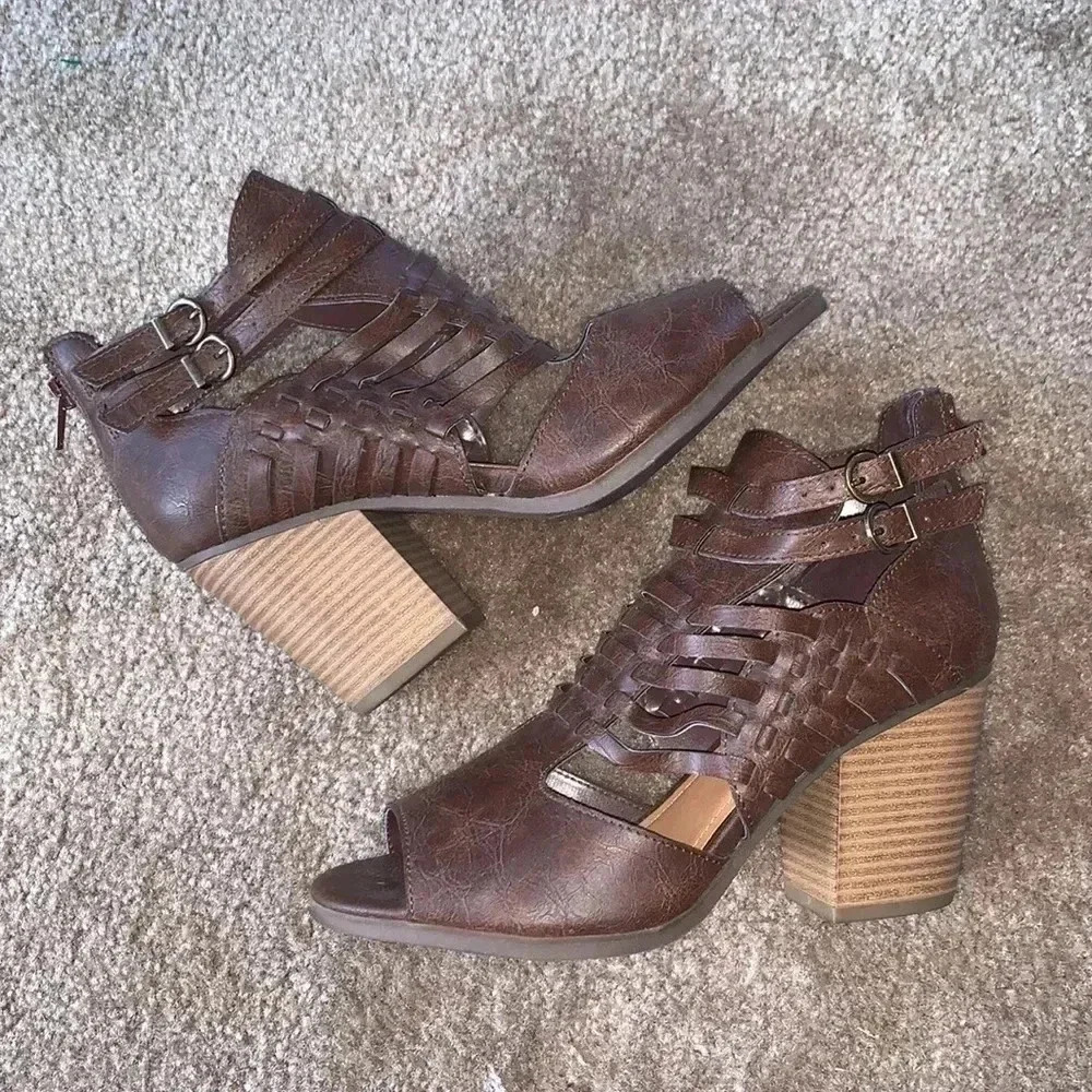 CloudWalkers by Avenue Kiera Brown Perp Toe Booties Size 8.5